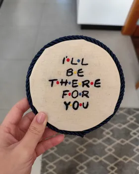 Bordado de aluna em bastidor com a frase I’ll be there for you, pontos coloridos e acabamento azul