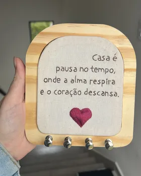 Porta-chaves bordado por aluna com um coração e a frase Casa é pausa no tempo, onde a alma respira e o coração descansa