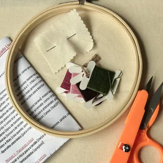 Kit da aluna com bastidor de madeira, tecido, agulhas, linhas, tesourinha e material de apoio