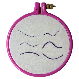 Bastidor rosa com seis amostras de pontos bordados em linha roxa