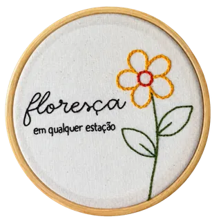 Referência do projeto Floresça: bastidor com flor, folhas, a frase floresça em qualquer estação e alça trançada