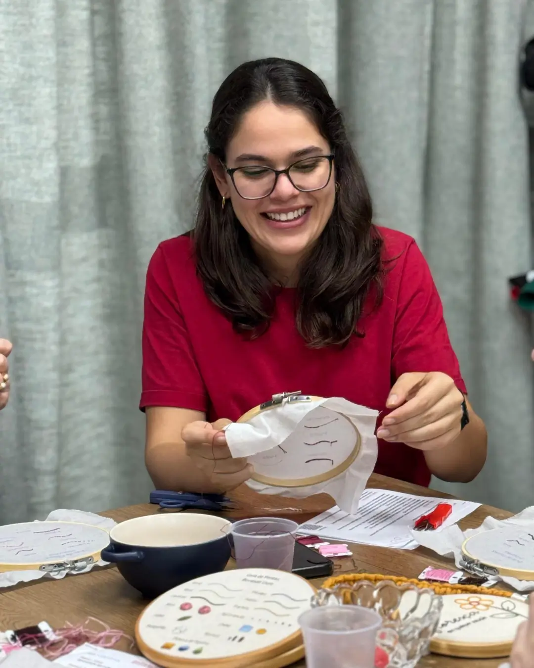 Professora, linhas e bastidor em luz natural